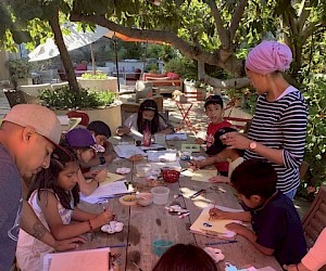 Ayesha malt zusammen mit den 826LA Kindern auf Cornelias Farm