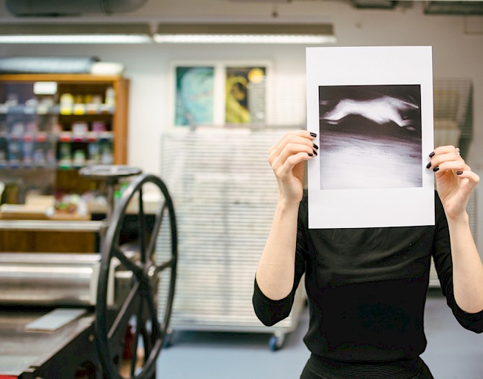 Franziska shows her illustration "Running Dog By Night" from an illustration series for Thomas Bernhard's novel "Frost". The series was exhibited at the 2018 Children's Book Fair in Bologna (Foto: Michael Orth)