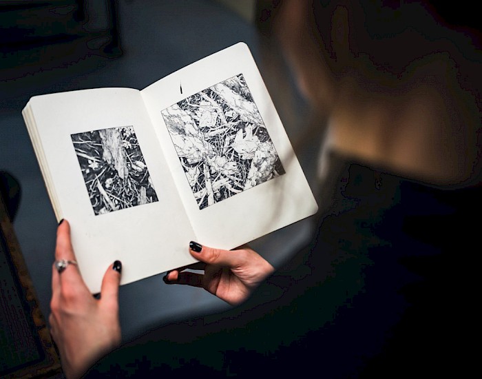 Sketchbook with nature motifs, drawn with pen and ink. Partly the drawings were created with templates from walks in the forest, partly they are freely imagined. (Photo: Michael Orth)