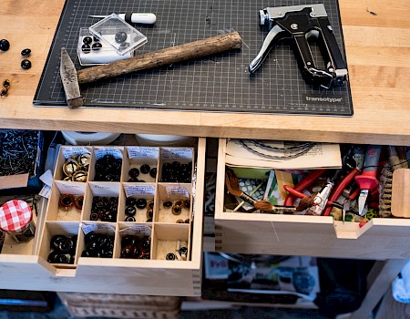 Sewing, hammering, stapling, sticking. Letting creativity run wild (Photo: Michael Orth)