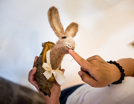 Suse uses a sewing thread to mould the hare's mouth until it shows "the right face". (Photo: Michael Orth)